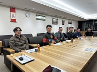 草加市山川市長との打合せの席にて（左から３人目、高橋利幸代表）