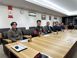 草加市山川市長との打合せの席にて（左から３人目、高橋利幸代表理事）