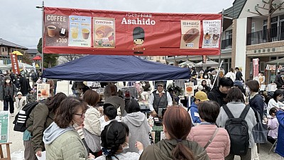新田幼稚園会場大賑わいの様子