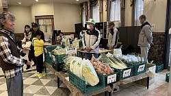 地元旭町町会からは採れたて野菜の即売会